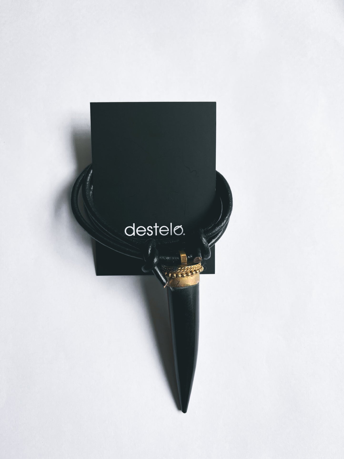 Colmillo negro con cuero