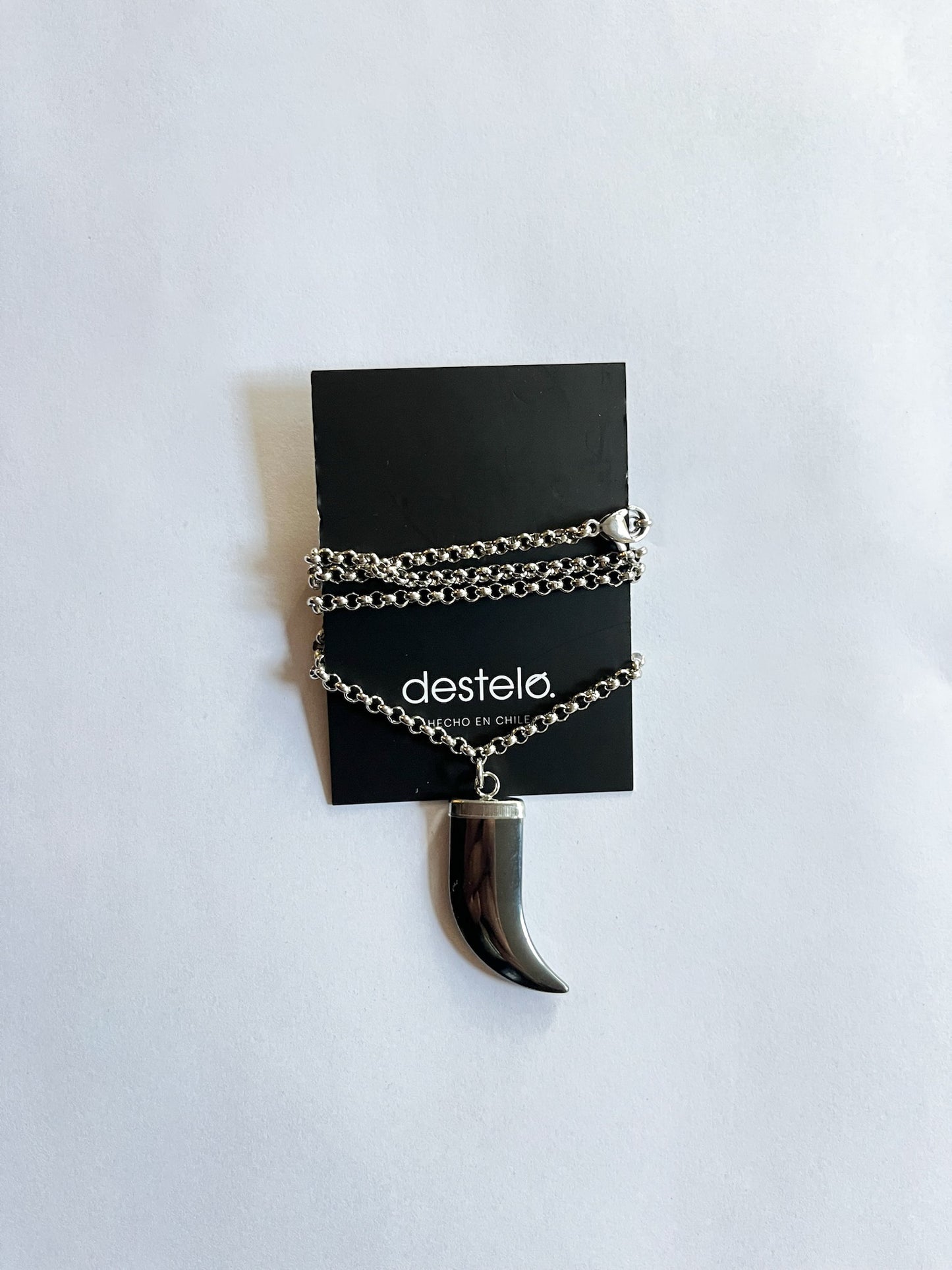 Colmillo negro con cadena delgada