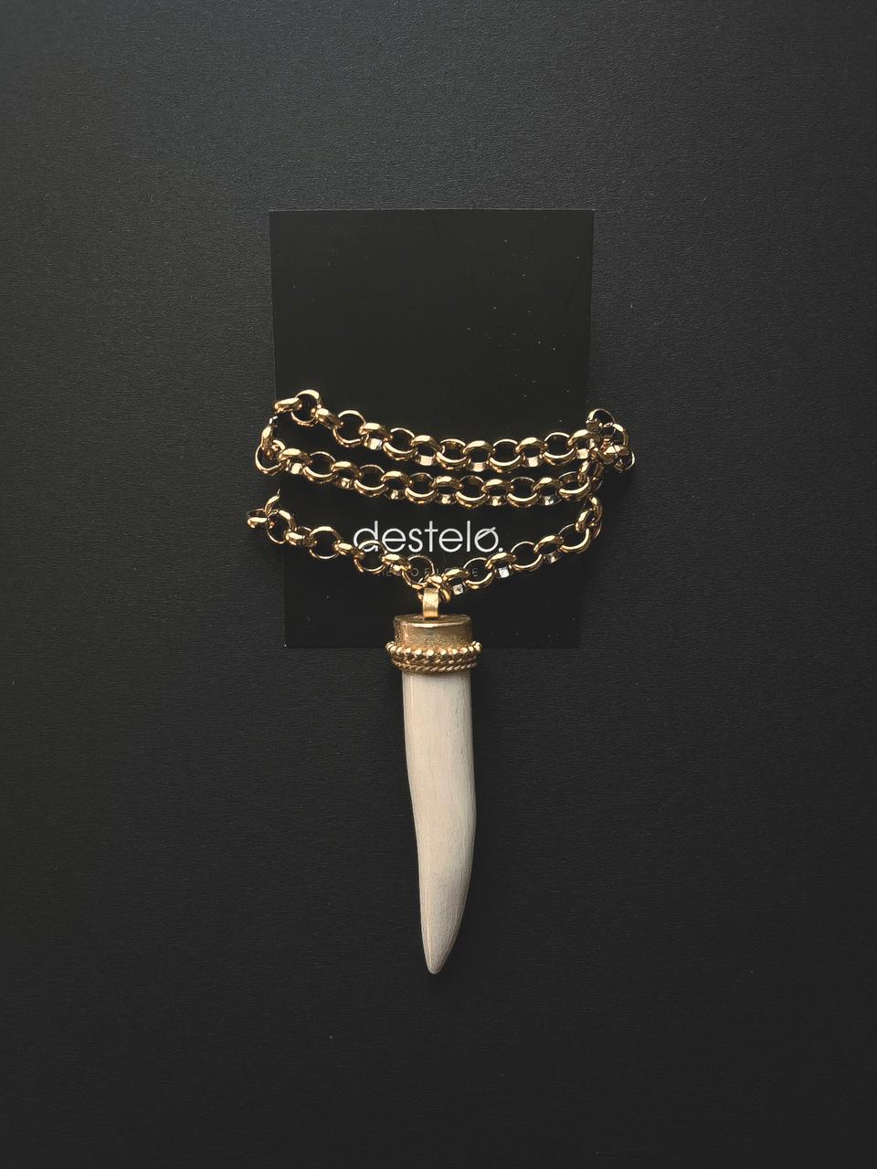 Colmillo blanco con cadena