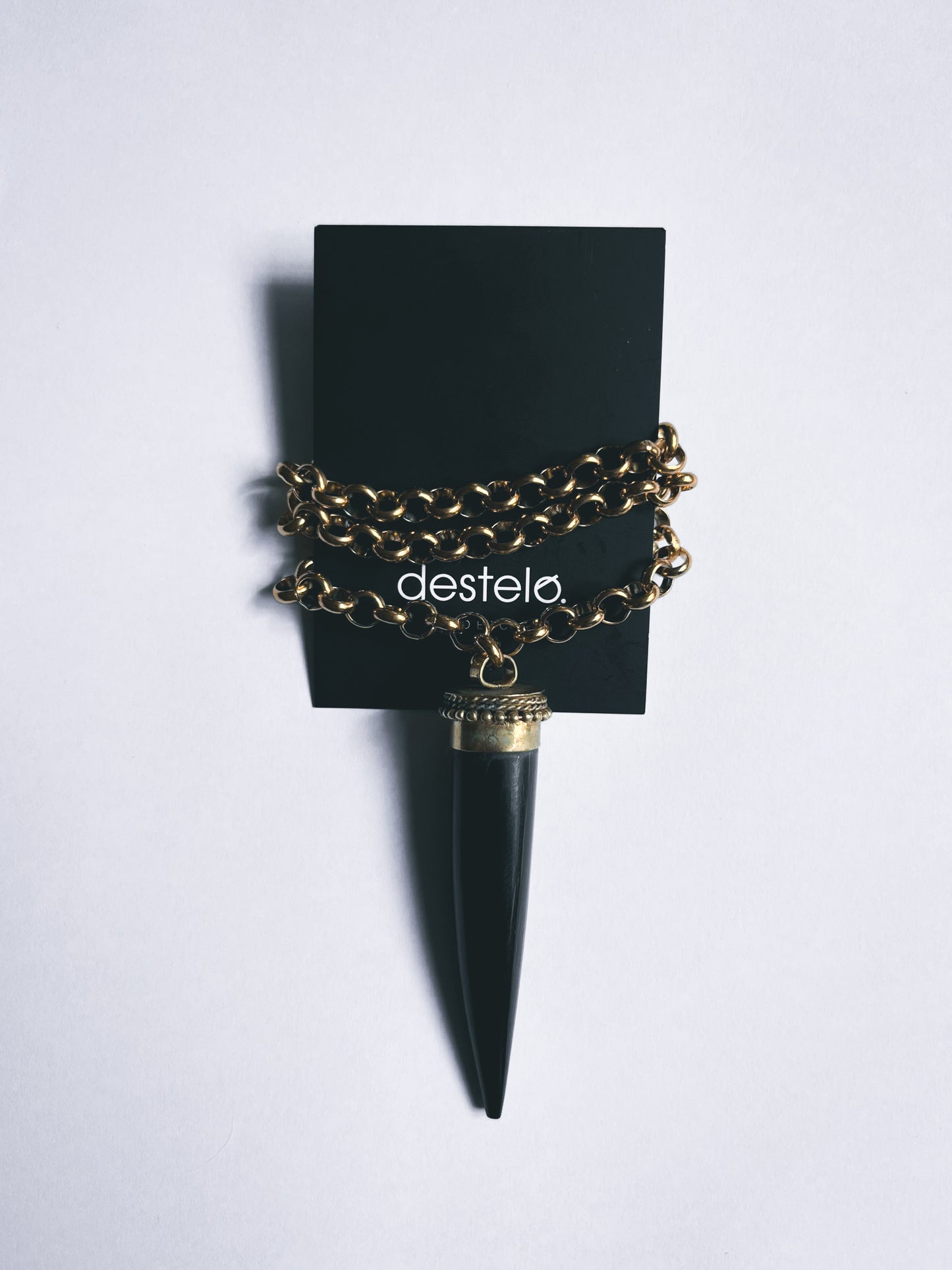 Colmillo negro con cadena