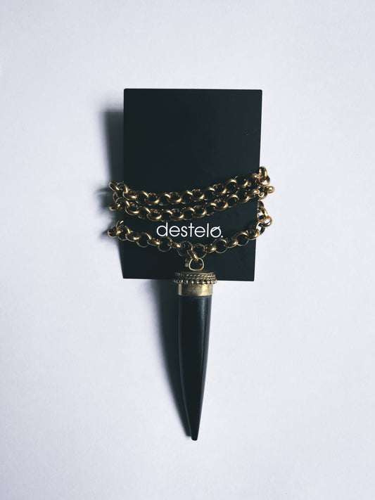 Colmillo negro con cadena