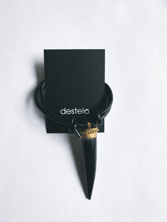 Colmillo negro con cuero