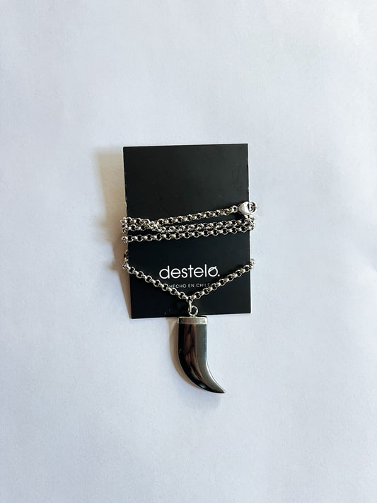 Colmillo negro con cadena delgada