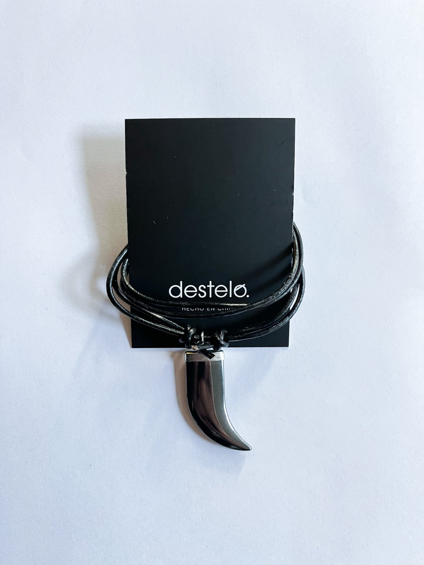 Colmillo Negro con cuero